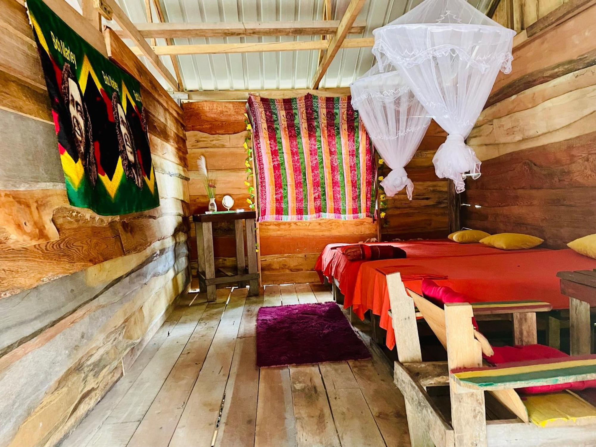 Land Of Promise - Reggae Bar & Eco Village Zanderij Eksteriør billede